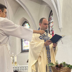 Rektor kostola sv. Heleny Lukáš Blažo pri modlitbe liturgického obradu požehnania bylín a kvetov | Foto: Júlia Kubicová