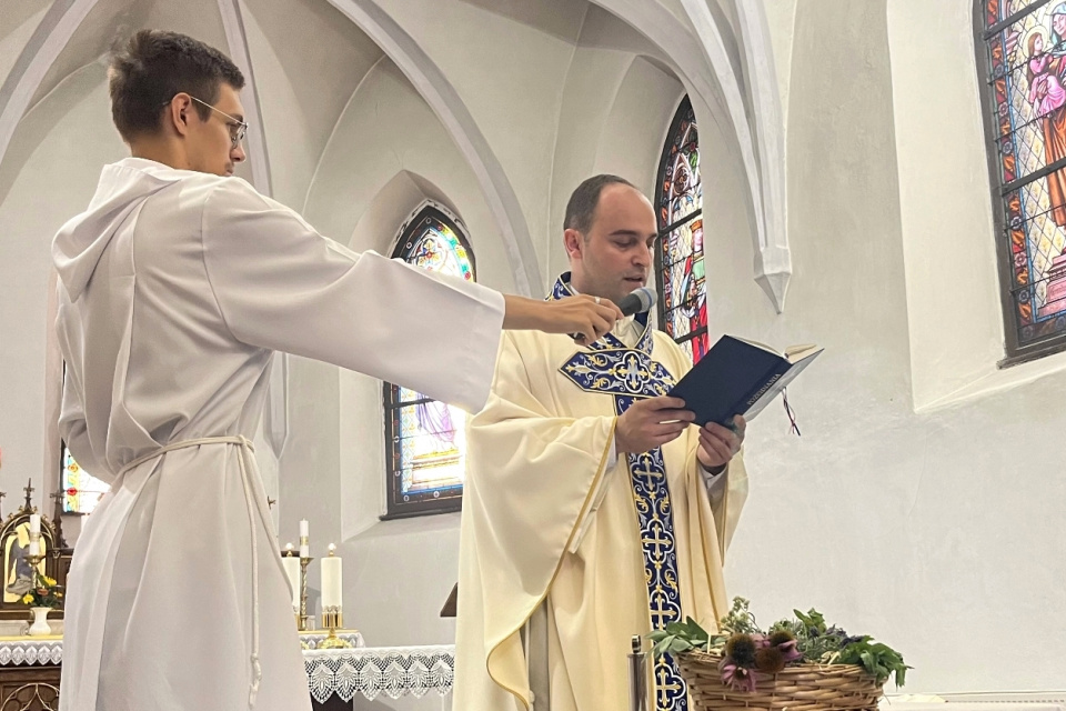 Rektor kostola sv. Heleny Lukáš Blažo pri modlitbe liturgického obradu požehnania bylín a kvetov | Foto: Júlia Kubicová