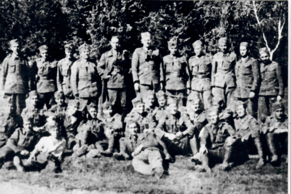 Trnavská posádka počas odpočinku na pochode k Horným Hámrom v sept. 1944 | Foto: Vojenský historický ústav-Vojenský historický archív v Bratislave