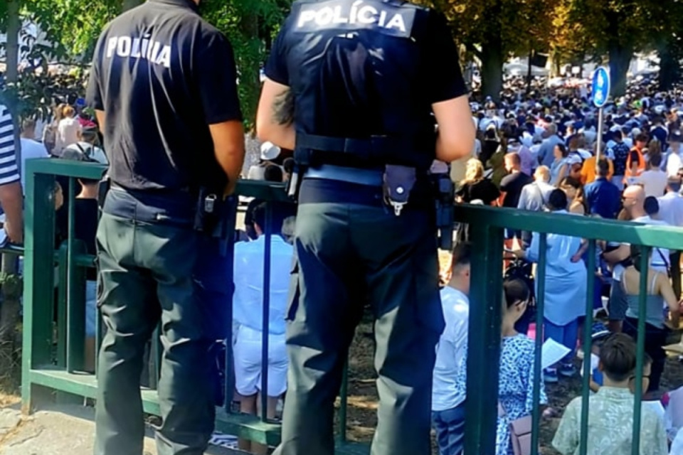 Policajti regulovali dopravu a strážili dav veriacich. | Foto: KRPZ Trnava, fb