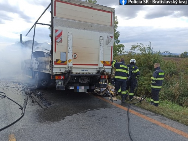 Horiaci kamión na diaľnici. l Foto: Polícia Bratislavský kraj