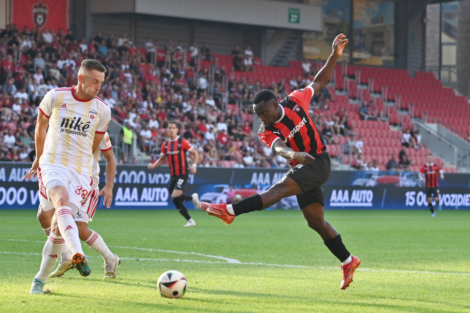 Philip Azango a hráč Ružomberka Matúš Malý počas zápasu | Zdroj: TASR