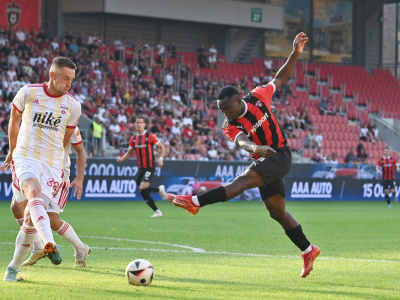 Philip Azango a hráč Ružomberka Matúš Malý počas zápasu | Zdroj: TASR