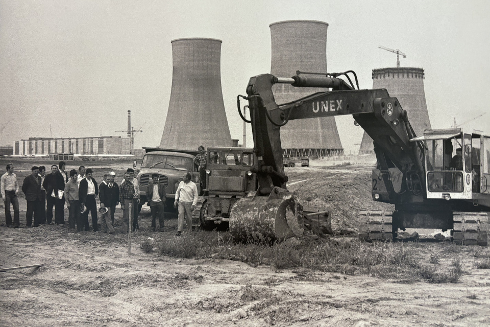 Zachytila historický okamih - prvý výkop elektrárne Bohunice V2 | Foto: Mária Ďurišová