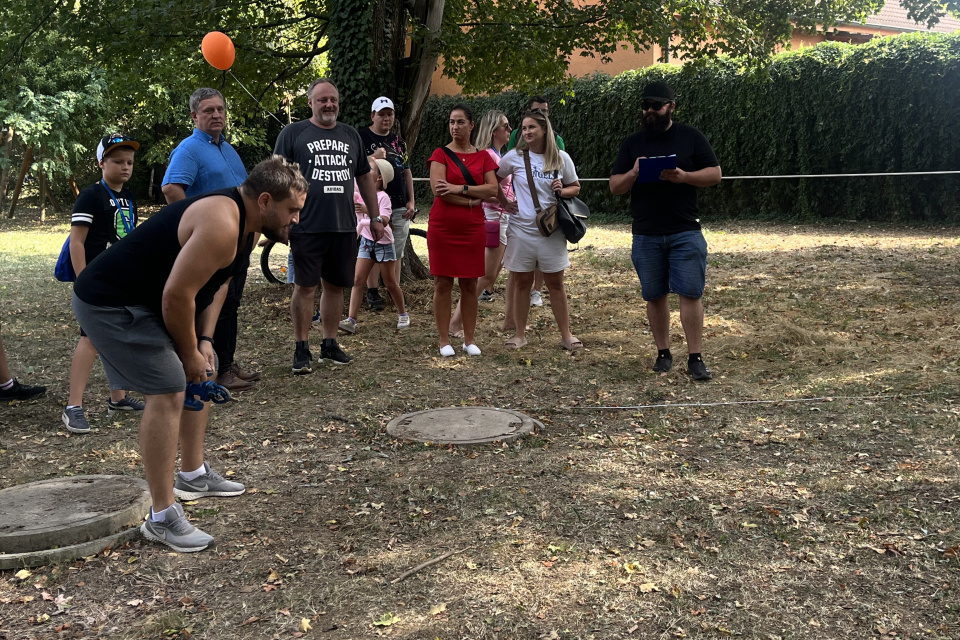 Súťažiaci v hode armatúrou v akcii | Foto: Alexandra Štofirová, Trnavské rádio