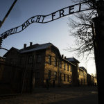 Na archívnej snímke budova pri vstupe do bývalého nacistického koncentračného tábora Auschwitz-Birkenau v Osvienčime | Foto: TASR/AP 