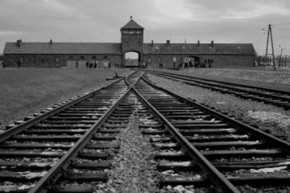 Koľajnice, ktorými privážali státisíce ľudí do plynových komôr v najväčšom nacistickom koncentračnom a vyhladzovacom tábore Auschwitz-Birkenau pri poľskom meste Osvienčim | Foto: TASR/AP