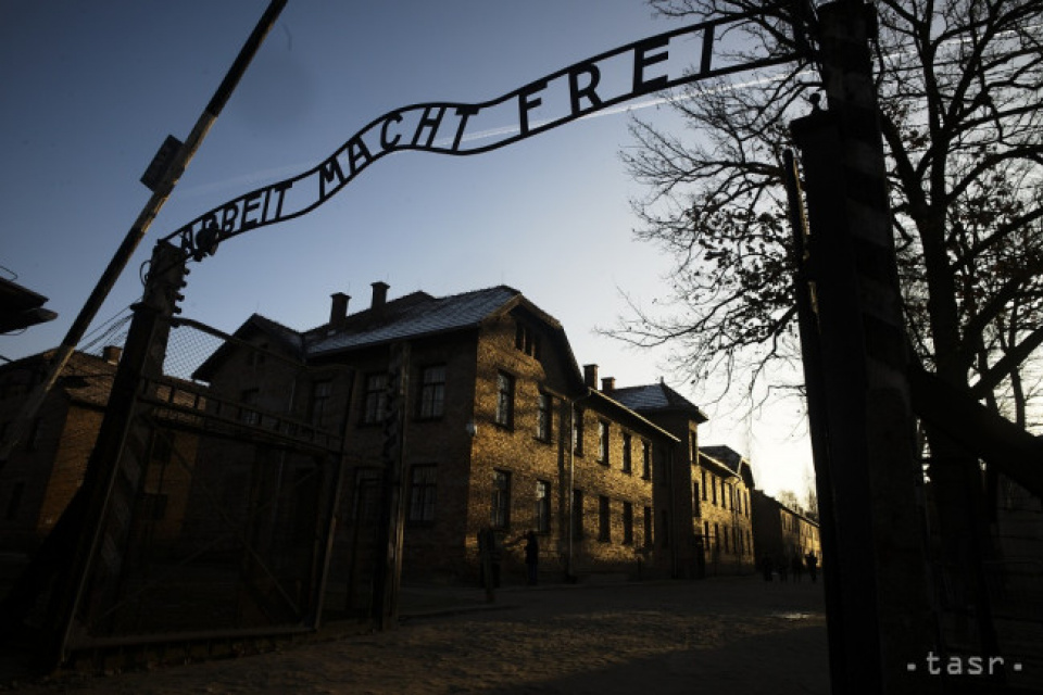 Na archívnej snímke budova pri vstupe do bývalého nacistického koncentračného tábora Auschwitz-Birkenau v Osvienčime | Foto: TASR/AP 