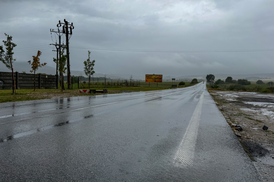 Voda na ceste v okolí Bíňoviec. | Foto: Trnavské rádio