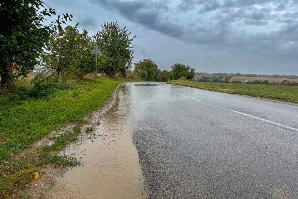 Pozor na vodu na ceste | Foto: Dušan Vančo, Trnavské rádio