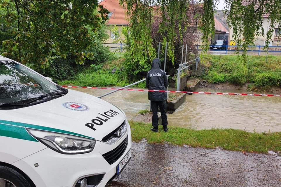 Policajti pomáhajú a chránia aj v daždi | Zdroj: Polícia SR - Trnavský kraj