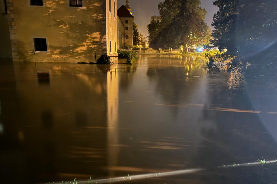 Kaštieľ a park je zaplavený | Zdroj: FB Peter Novisedlák