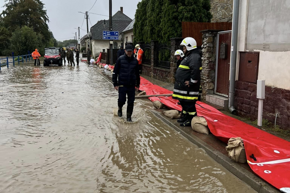 Dobrovoľní hasiči pomohli pri záchrane domov | Zdroj: DHZ Chtelnica