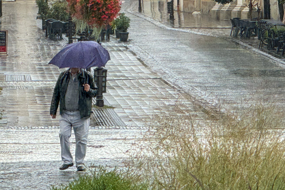 Dažde pokračujú aj v pondelok. (Na snímke centrum Trnavy 16 .9. 2024) | Foto: Pavol Holý, Trnavské rádio