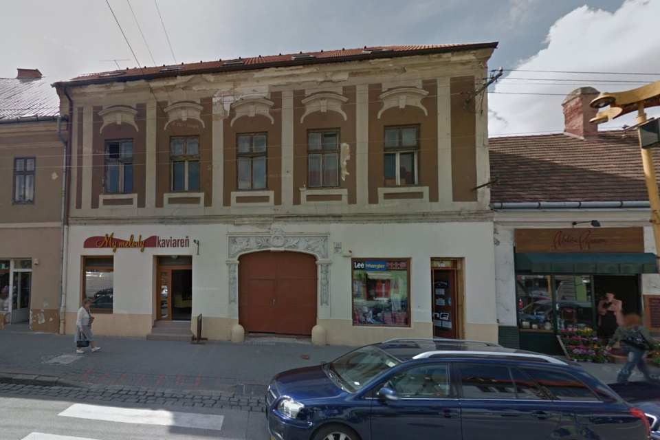 Dom v apríli 2012. Na dolnom podlaží sídlila kaviareň | Zdroj: Google Street View 2012