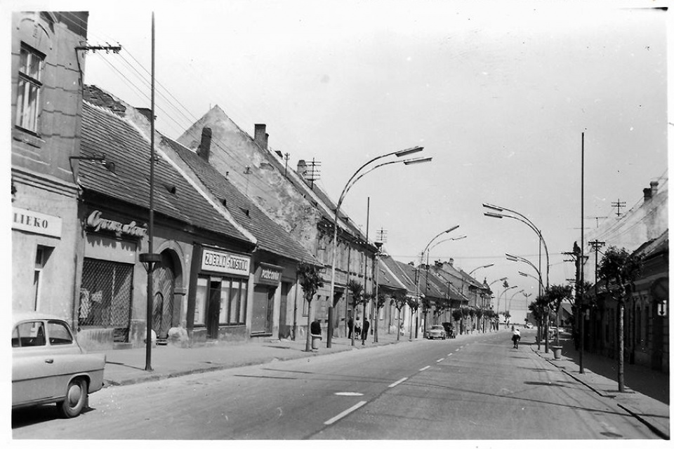 Na tejto historickej fotografii vidno v ľavom rohu, že v dome sídlila aj predajňa mlieka | Zdroj: FB Fotky stará Trnava