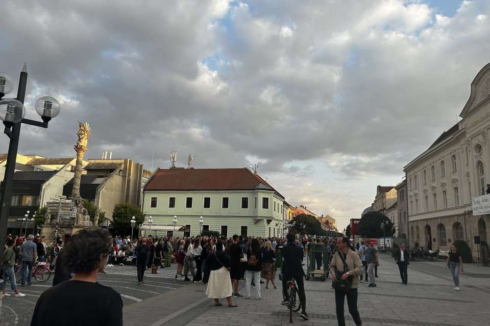 Na námestie prišlo niekoľko desiatok ľudí | Zdroj: Karin Talajková, Trnavské rádio