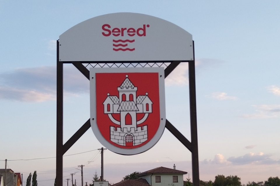 Nové logo mesta na tabuli | Zdroj: Mesto Sereď