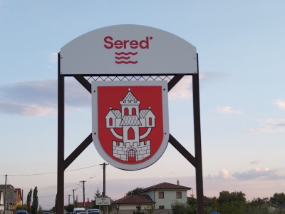 Nové logo mesta na tabuli | Zdroj: Mesto Sereď