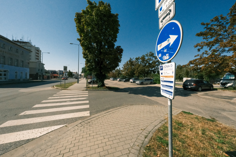 Kollárovej sa v pondelok vyhnite. Na snímke parkovisko na Kollárovej ulici. | Foto: Pavol Holý, Trnavské rádio