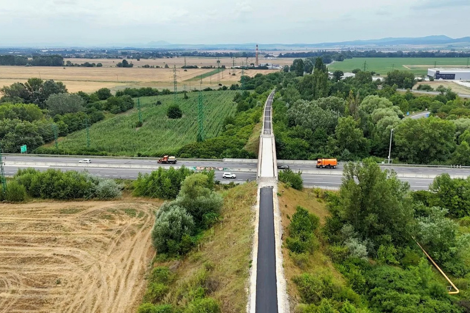 Cyklotrasa z vtáčej perspektívy. Úsek mosta, ktorý vedie ponad diaľnicu D1 | Zdroj: Radoslav Mlynár