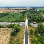 Cyklotrasa z vtáčej perspektívy. Úsek mosta, ktorý vedie ponad diaľnicu D1 | Zdroj: Radoslav Mlynár