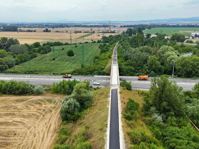 Cyklotrasa z vtáčej perspektívy. Úsek mosta, ktorý vedie ponad diaľnicu D1 | Zdroj: Radoslav Mlynár