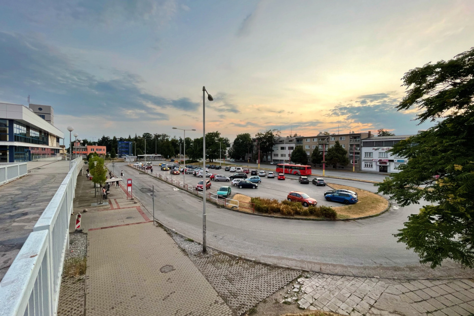 Celý priestor pred železničnou stanicou v Trnave by sa mal zmeniť. Príde aj k zbúraniu lávky pre peších. | Foto: Pavol Holý, Trnavské rádio