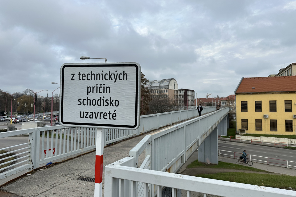 Lávka bude zbúraná. Záber z nedávnej uzávery. | Foto: Pavol Holý, Trnavské rádio