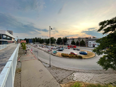 Celý priestor pred železničnou stanicou v Trnave by sa mal zmeniť. Príde aj k zbúraniu lávky pre peších. | Foto: Pavol Holý, Trnavské rádio