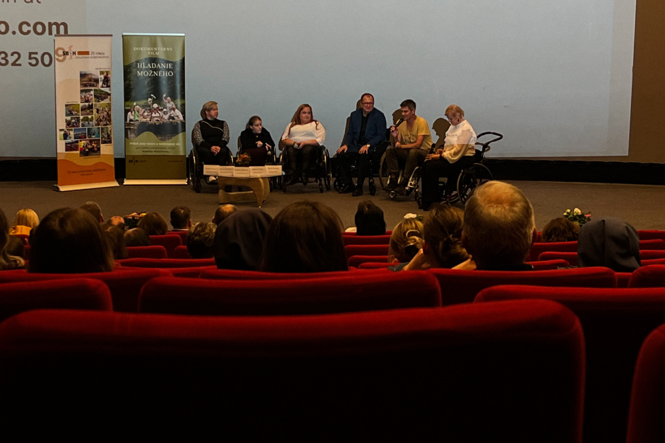 Na diskusii po premiére sa ukázali aj dobrovoľníci či aktéri z filmu | Foto: Alexandra Štofirová, Trnavské rádio