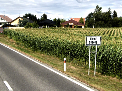 Modernizáciou prejde aj 300-metrový úsek v obci Dolné Dubové. | Zdroj: reprofoto Google Street View