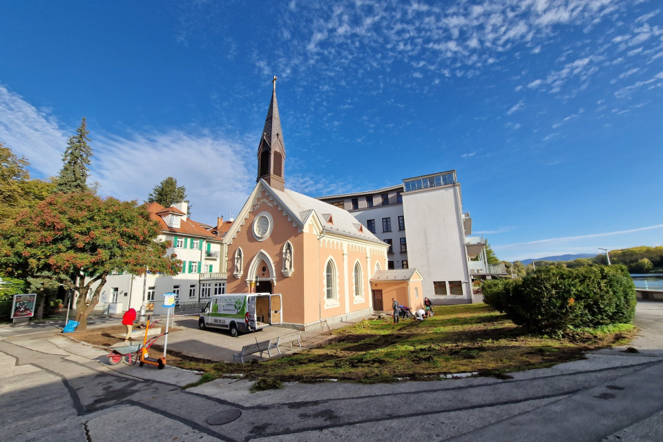 Pracuje sa na zveľaďovaní okolia kaplnky v Piešťanoch | Zdroj: Mesto Piešťany