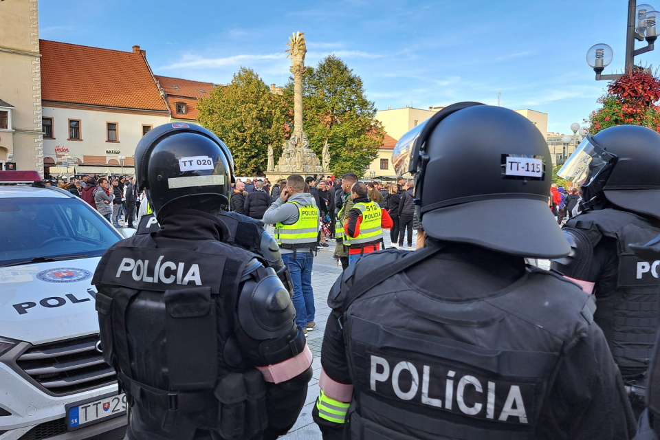 Polícia dozerala na Trojičnom námestí | Zdroj: KRPZTT