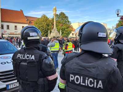 Polícia dozerala na Trojičnom námestí | Zdroj: KRPZTT