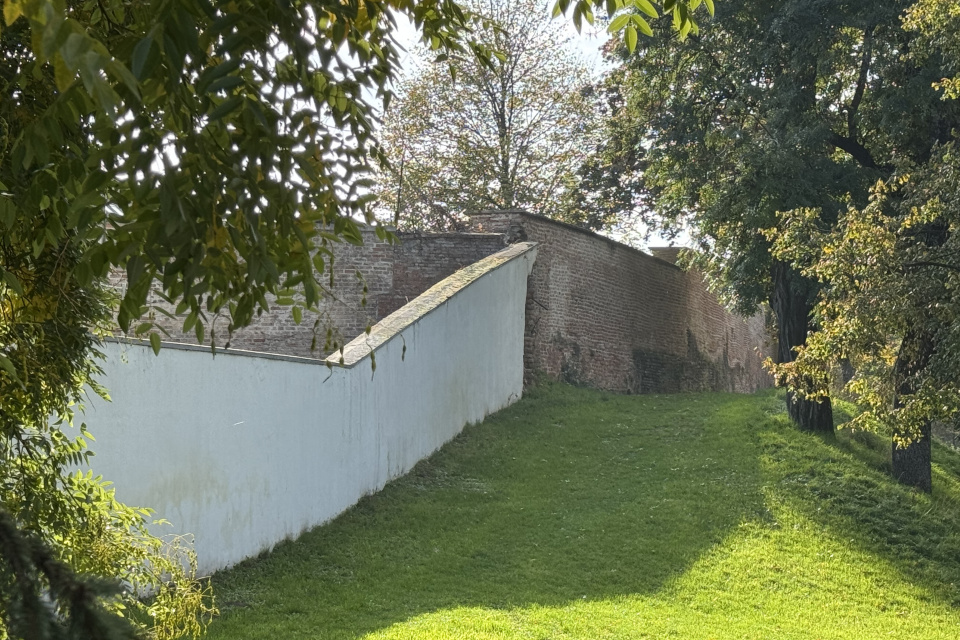 Miesto, kde sa veža nachádzala, je za múrom Galérie Jána Koniarka, smerom do promenády. | Foto: dv, Trnavské rádio