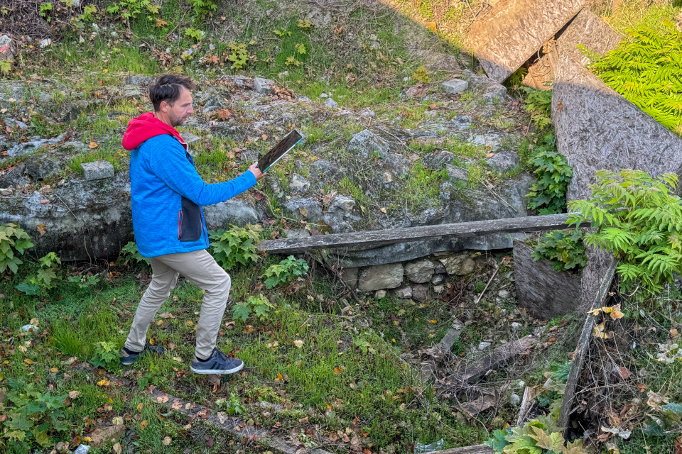 Andrej Žitňan pri prácach na dokumentovaní pozostatkov veže. | Foto: dv, Trnavské rádio