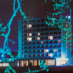 Nočný pohľad na interhotel Magnólia. | Zdroj: Eugen Jurisa, Ivan Ondrejkovič - Piešťany, 1978, Osveta