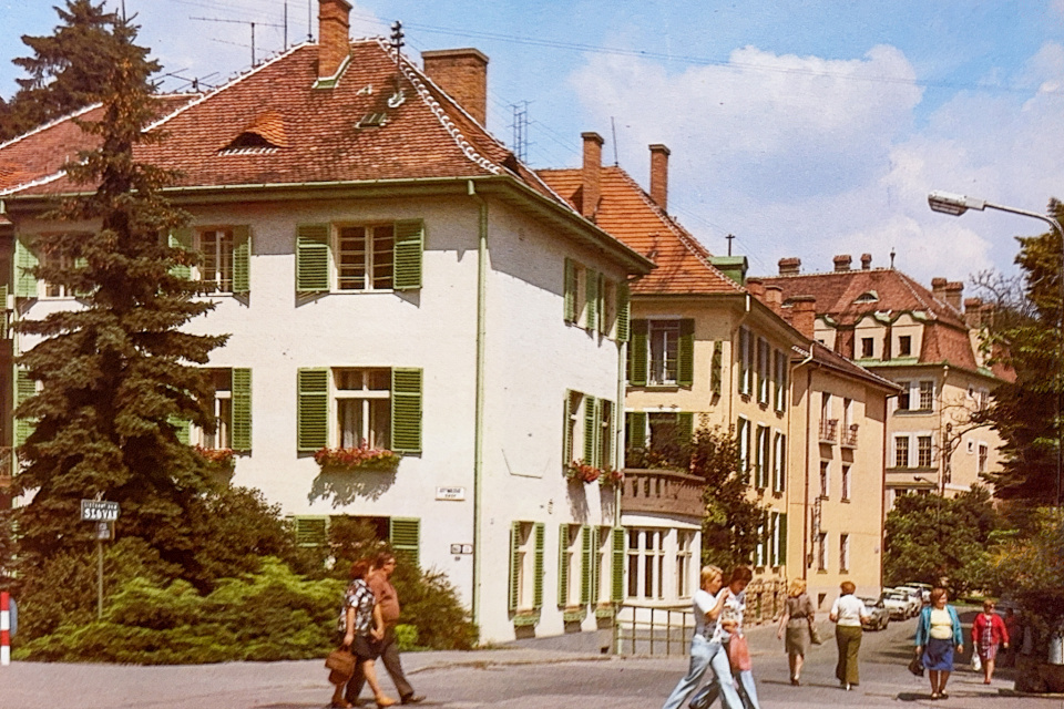 Ulička s kúpeľnou poliklinikou. Liečebné domy Anna a Erna.| Zdroj: Eugen Jurisa, Ivan Ondrejkovič - Piešťany, 1978, Osveta