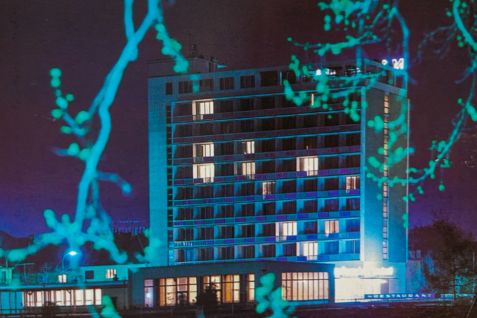 Nočný pohľad na interhotel Magnólia. | Zdroj: Eugen Jurisa, Ivan Ondrejkovič - Piešťany, 1978, Osveta