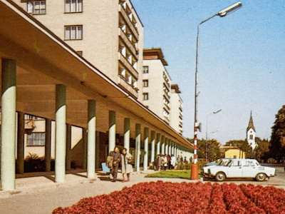 Kolonáda v Piešťanoch. Aj dnes vyzerá rovnako. | | Zdroj: Eugen Jurisa, Ivan Ondrejkovič - Piešťany, 1978, Osveta