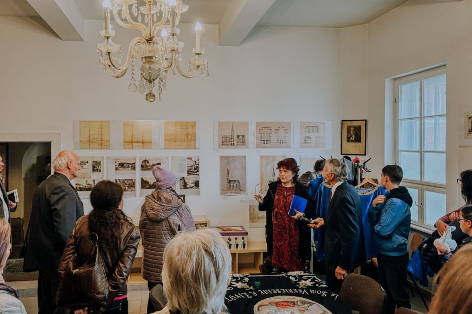 Výstavou sprevádzala návštevníkov riaditeľka Štátneho archívu v Trnave Júlia Ragačová | Foto: Zuzana Benková, Trnavské rádio