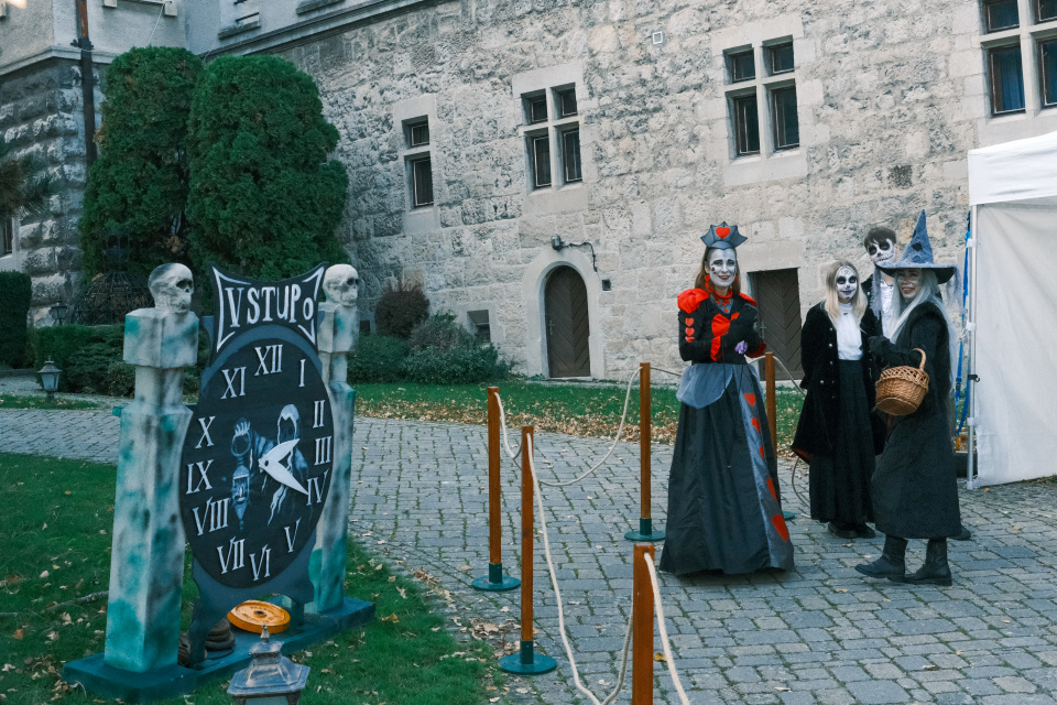 Niektorí si prišli užiť nádvorie a niektorí aj strašidelnú prehliadku interiéru. | Foto: dv, Trnavské rádio