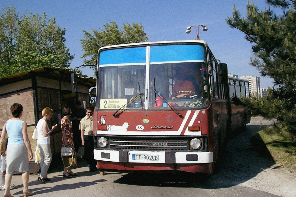 Legendárny Ikarus 280 na zastávke pri TAZ pri spomienkovej jazde. | Zdroj: iMhd.sk