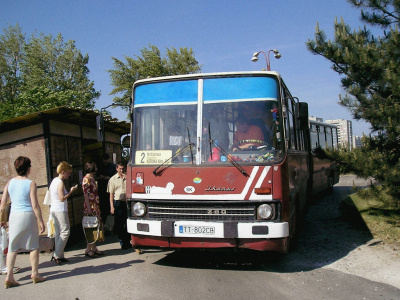 Legendárny Ikarus 280 na zastávke pri TAZ pri spomienkovej jazde. | Zdroj: iMhd.sk