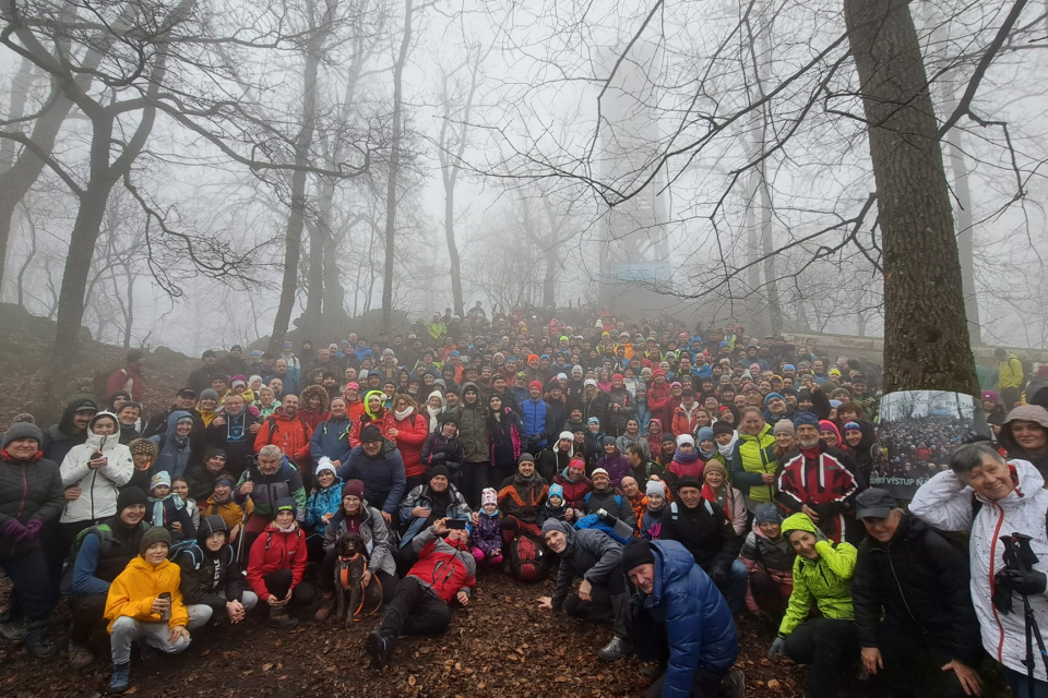 Turisti počas tradičného silvestrovského výstupu na Marhát | Zdroj: TJ BEZOVEC Piešťany