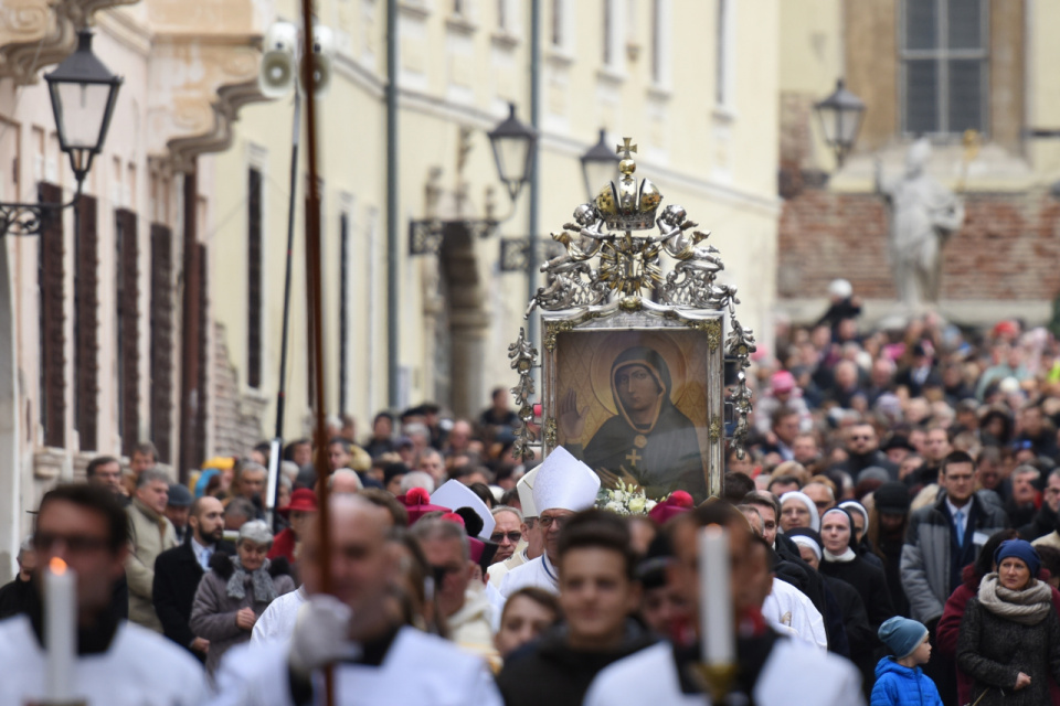 Snímka z procesie Trnavskej novény - nesenia obrazu Trnavskej Panny Márie v uliciach Trnavy  | Foto: TASR, Lukáš Grinaj