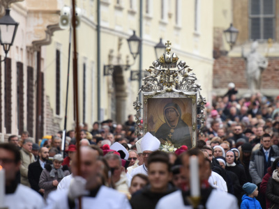 Snímka z procesie Trnavskej novény - nesenia obrazu Trnavskej Panny Márie v uliciach Trnavy  | Foto: TASR, Lukáš Grinaj