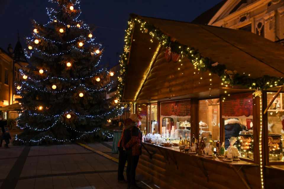 Trhy sa odštartujú tradičným rozvietením stromčeka | Foto: Mesto Piešťany