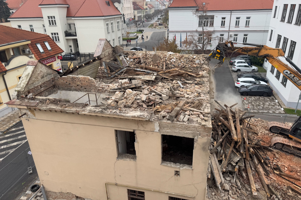 Búranie budovy v týchto dňoch (19.11.2024). | Foto: Pavol Holý, Trnavské rádio